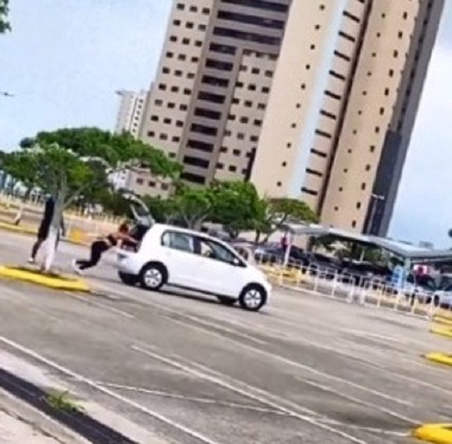 Vídeo: homem empurra carro para ajudar mulher e descobre ser treino de crossfit
