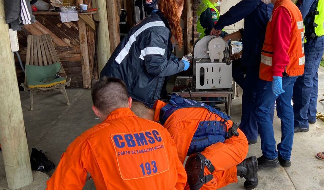 Vídeo: homem fica com mão presa em moedor de cana e é resgatado de helicóptero em SC