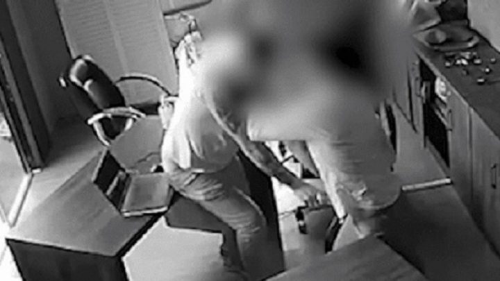 Vídeo: homem tenta esfaquear amigo da namorada por ciúmes