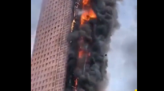 Vídeo: Incêndio de grandes proporções destrói prédio comercial na China