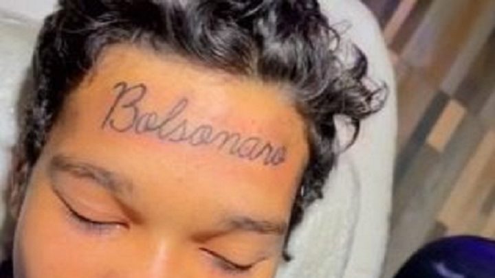 Vídeo: jovem viraliza ao tatuar “Bolsonaro” na testa