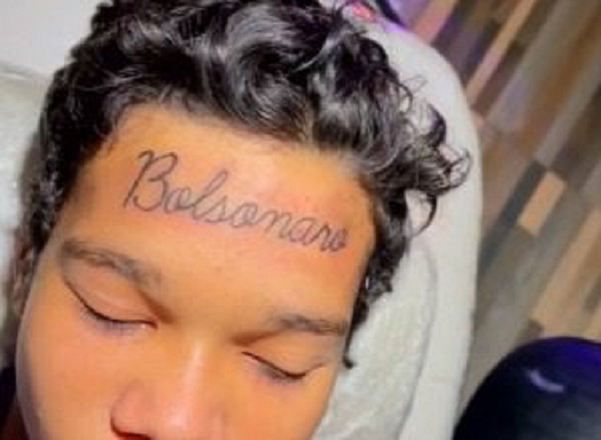 Vídeo: jovem viraliza ao tatuar “Bolsonaro” na testa
