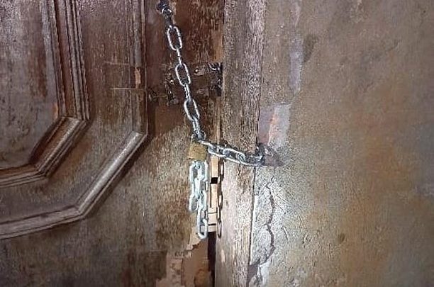 Mãe deixa filhos pequenos trancados em casa para ir à festa em Caçador