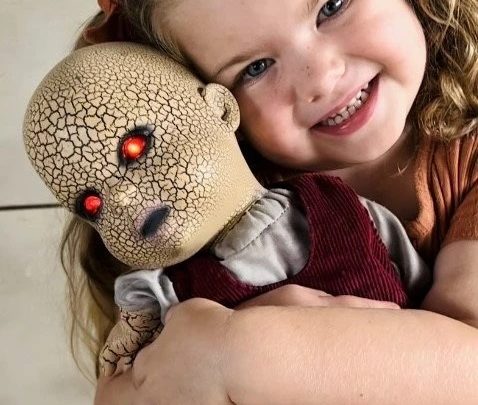 Menina de 3 anos escolhe boneca assustadora como brinquedo preferido e causa pânico
