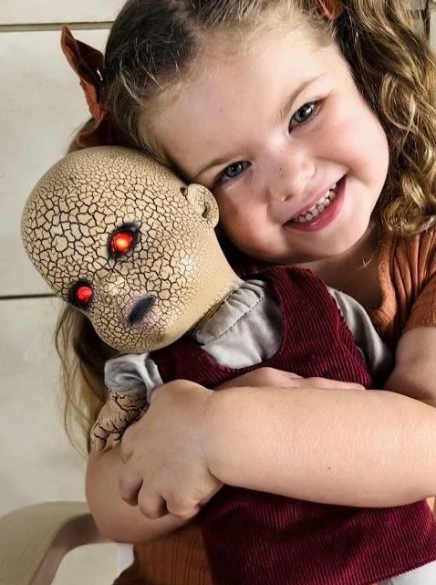 Menina de 3 anos escolhe boneca assustadora como brinquedo preferido e causa pânico