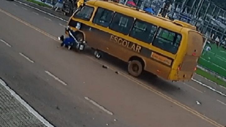 Vídeo: mulher vai parar embaixo de micro-ônibus após acidente