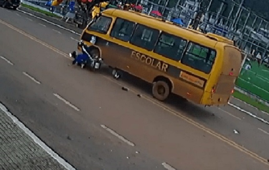 Vídeo: mulher vai parar embaixo de micro-ônibus após acidente