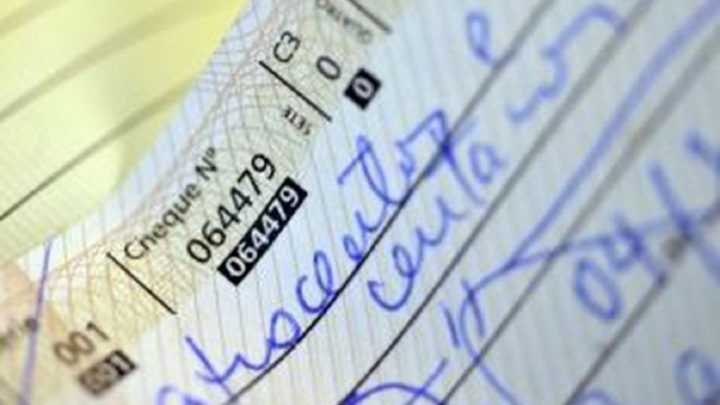 Para disfarçar furto, mulher ‘mastiga’ cheque em posto de gasolina em SC
