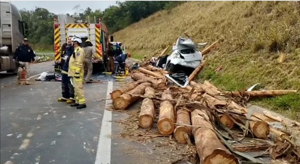 Quatro pessoas morrem após carga de madeira atingir carro de prefeitura na BR-376 no PR