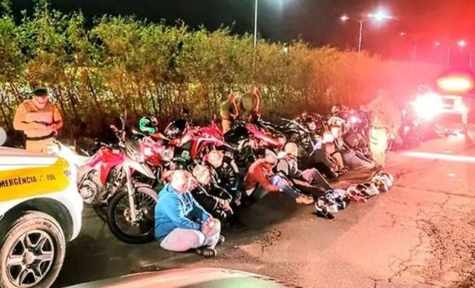 Vídeo: evento clandestino de motos termina com mais de R$ 200 mil em multas