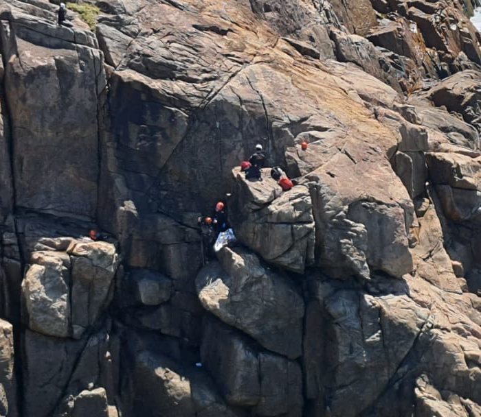 Vídeo: pescador cai de costão e é resgatado de helicóptero por bombeiros