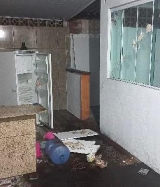 Criminosos invadem, vandalizam e furtam comitê pró-Bolsonaro em SC