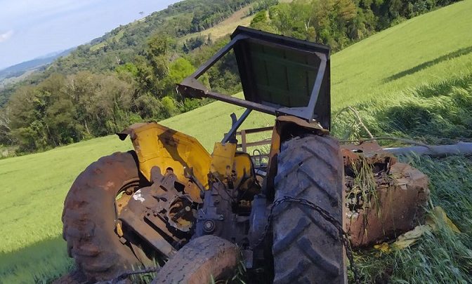 Agricultor cai com trator em ribanceira de 20 metros em Quilombo