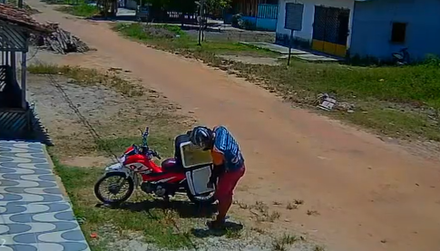 Vídeo: cachorro furta pedido durante entrega e deixa motoboy confuso