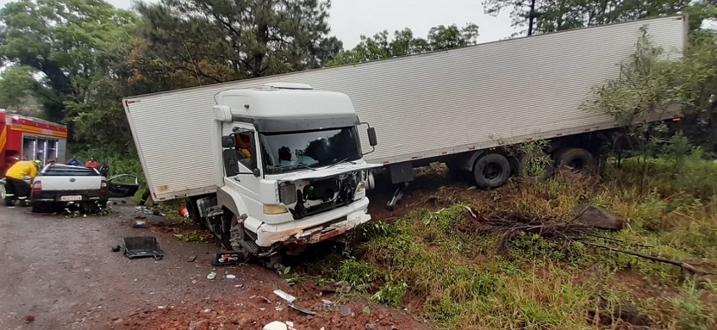 Motorista morre em grave colisão entre carros e caminhão em Cordilheira Alta