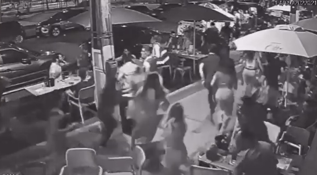 Vídeo: clientes saem correndo de restaurante e motivo é inusitado