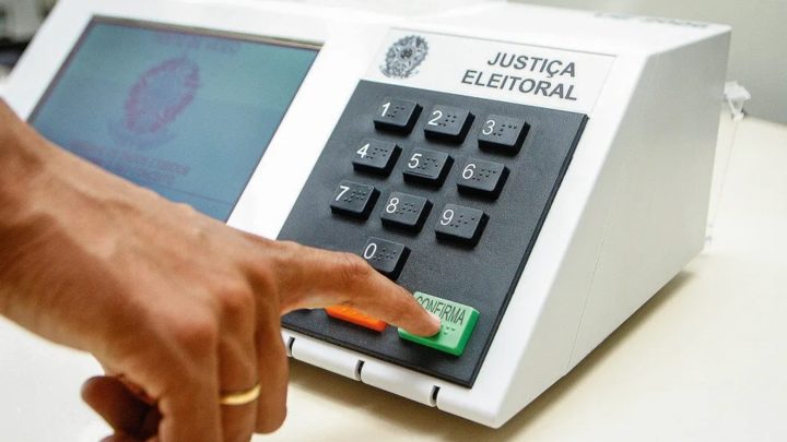 TSE diz que eleitor que se recusar a entregar celular não poderá votar