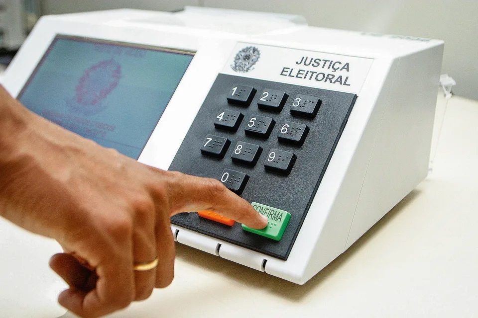 TSE diz que eleitor que se recusar a entregar celular não poderá votar