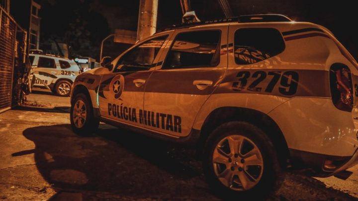 Após esfaquear esposa, marido se abraça à vítima e pede para chamar polícia