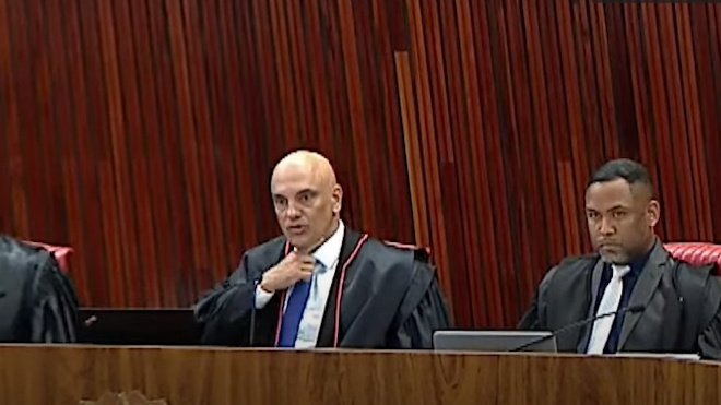 Vídeo: grupo de advogados pede que Moraes seja afastado do TSE por fazer gesto de “degola” em sessão