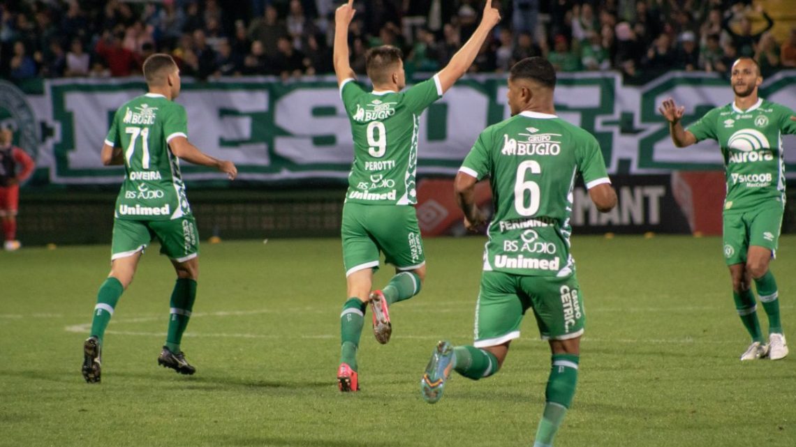 Chapecoense conquista virada e vence Tombense por 3 a 2 na Arena Condá