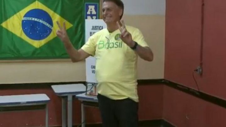 “Expectativa de vitória”, afirma Bolsonaro ao votar no RJ