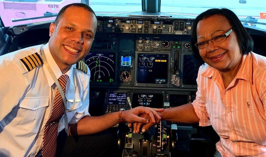 Piloto viraliza ao homenagear mãe durante voo e emocionar passageiros