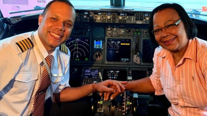 Piloto viraliza ao homenagear mãe durante voo e emocionar passageiros