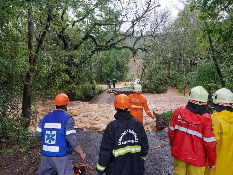 Vídeos: ponte desaba e trabalhadores caem em rio no interior de Ibicaré