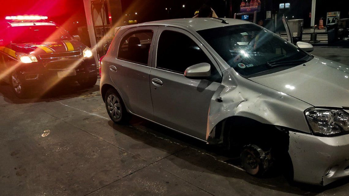 Vídeo: carro é flagrado circulando sem pneu em SC