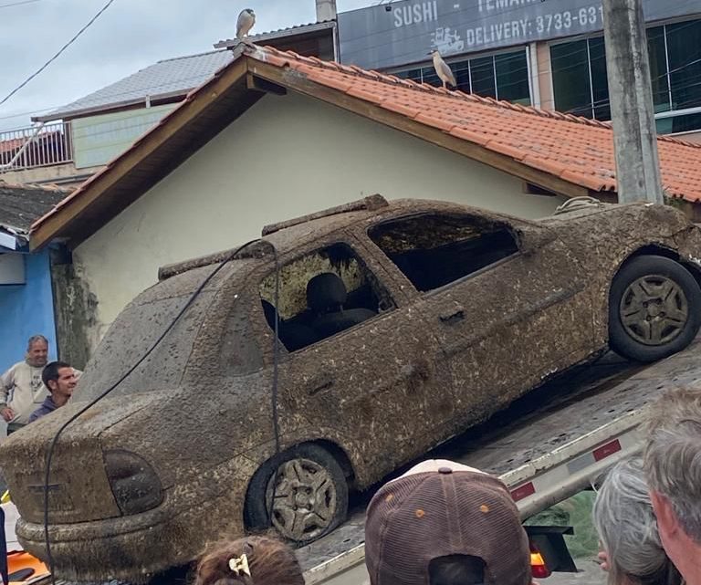 Vídeo: carro que ficou cinco meses submerso é retirado da Lagoa da Conceição