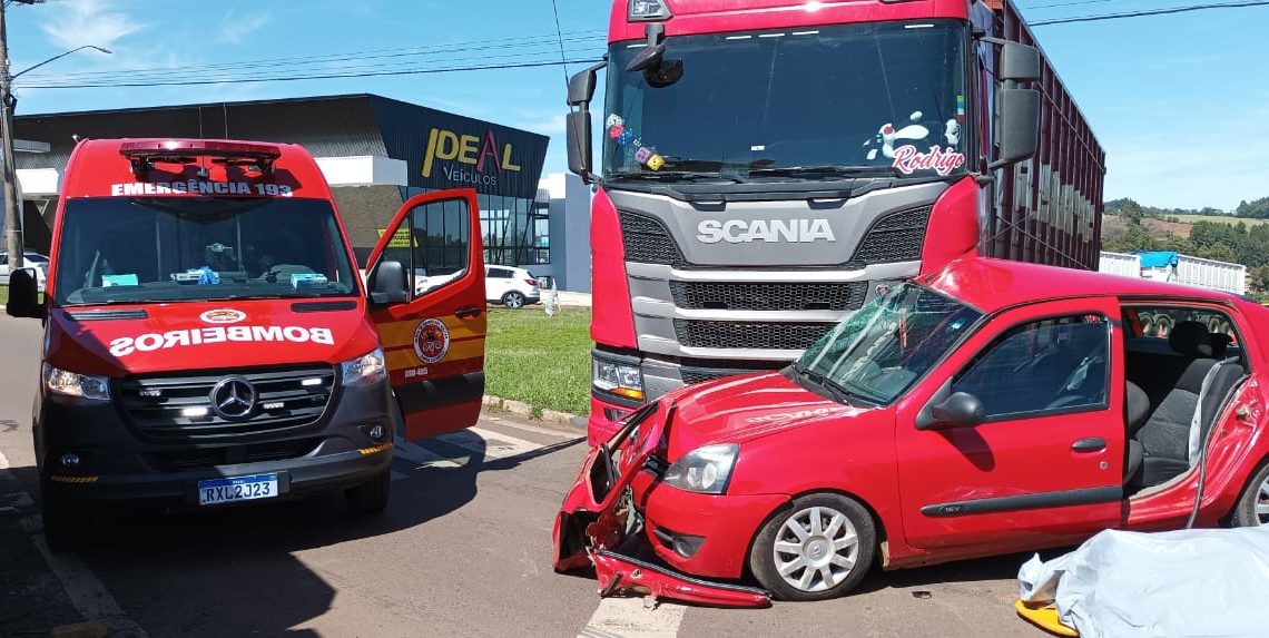 Idosa morre em acidente entre carro e caminhão na BR-282 em Xaxim