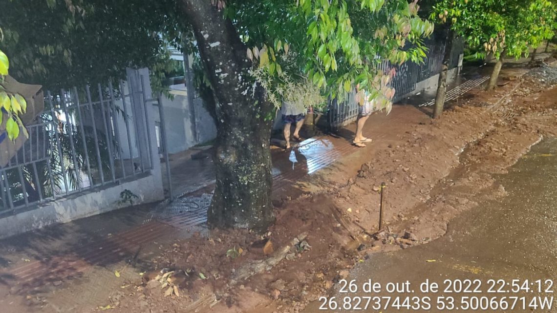 Imagens: temporal deixa casas do Oeste de Santa Catarina alagadas