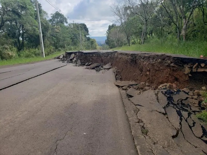 Imagens: pista cede e fecha acesso à BR-282 no Oeste de SC