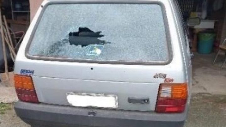 “Te vejo no inferno”: Homem em surto ameaça vizinhos e atira pedras em SC