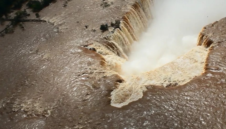 Turista argentino cai nas Cataratas do Iguaçu enquanto fazia selfie