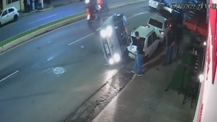 Vídeo: carro capota após colidir com veículo em SC