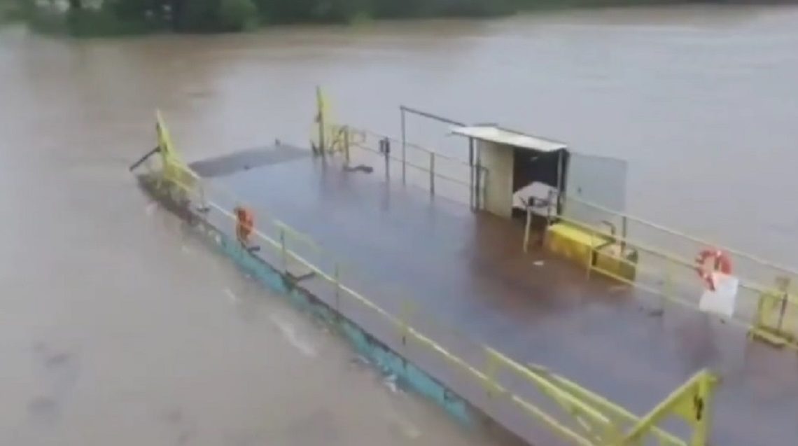 Vídeo: cabo de aço não resiste à força da água e balsa fica à deriva no Rio Chapecó