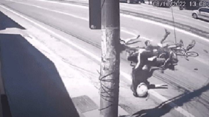 Vídeo: ciclista corta frente de moto e mulher morre após colisão em SC