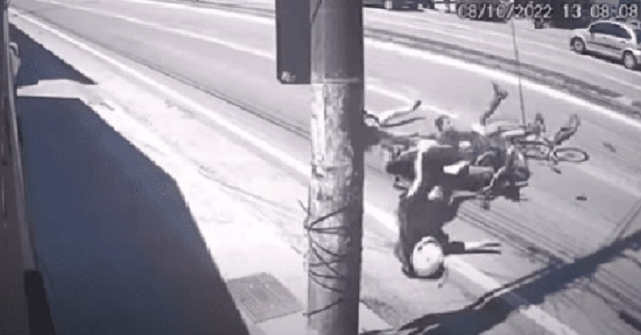 Vídeo: ciclista corta frente de moto e mulher morre após colisão em SC