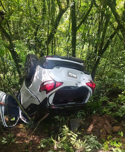 Após colisão traseira veículo sai da pista, desce ribanceira e capota na SC 480