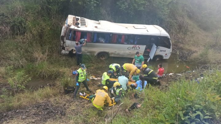 Acidente entre ônibus e caminhão deixou pelo menos 17 feridos na BR-282 em SC