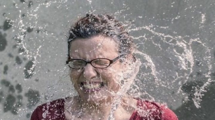 Mulher ganha R$ 25 mil após ser expulsa de loja com balde de água fria em SC