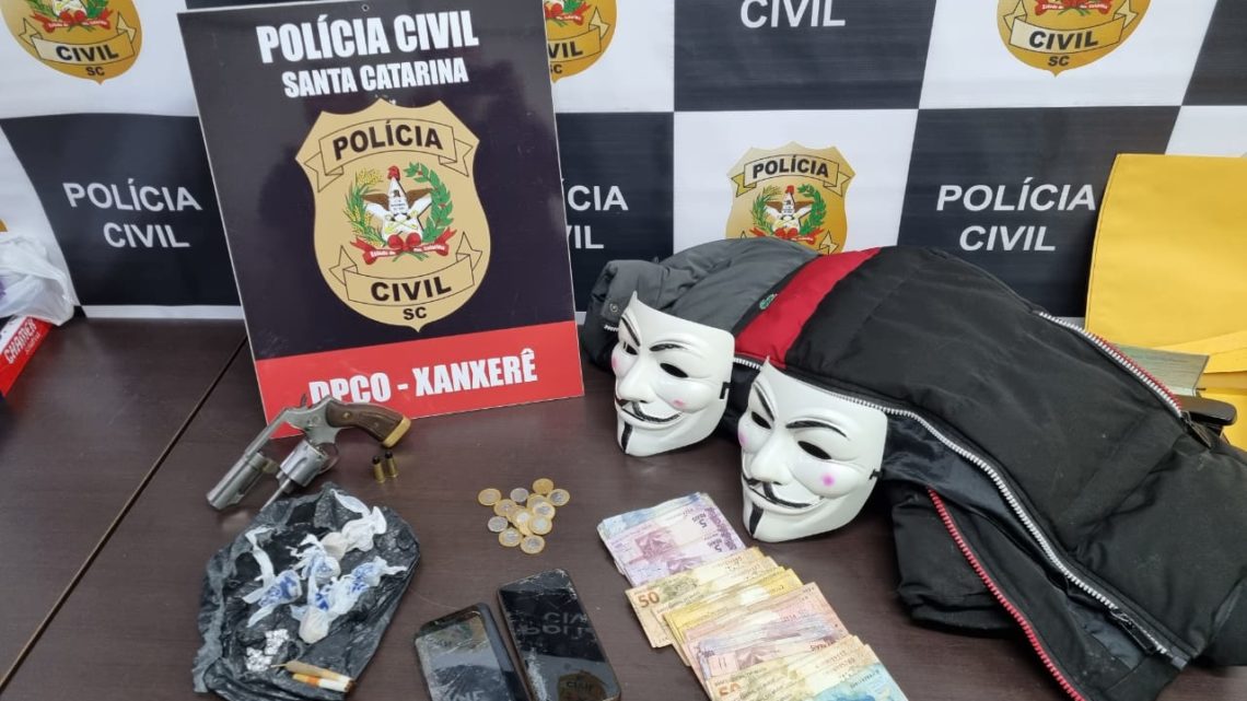 Polícia Civil cumpre mandados e apreende arma de fogo, drogas e prende um homem em flagrante em Xanxerê