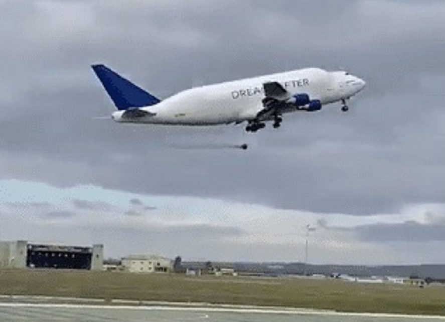 Avião perde roda durante decolagem; veja o momento