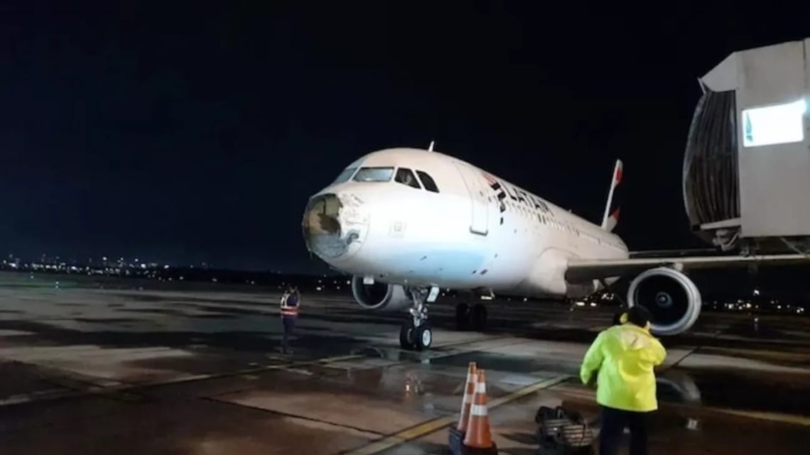 Vídeos: avião declara emergência e sofre danos com temporal no Paraguai