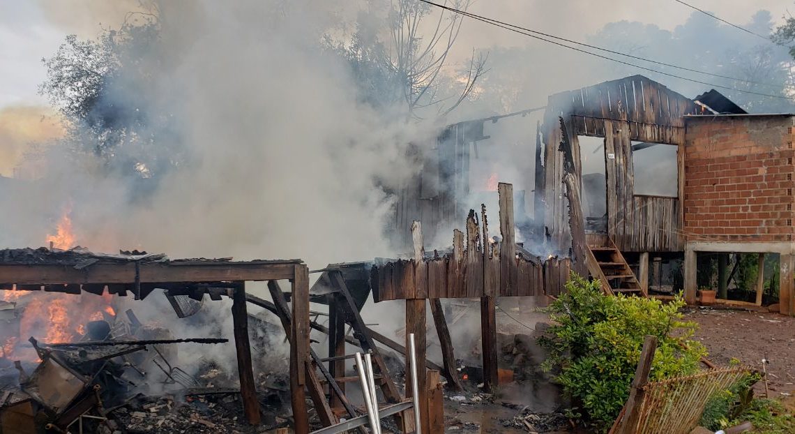 Casas são destruídas pelo fogo em Chapecó