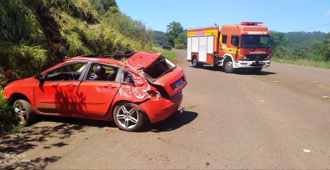 Carro bate contra barranco, capota e três pessoas ficam feridas em SC