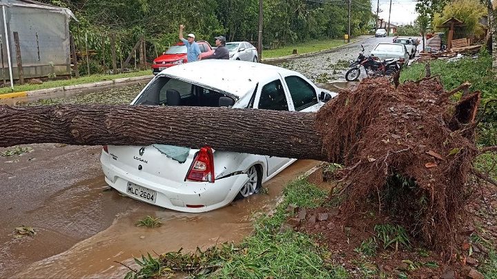 Chuva, vento e granizo deixam muitos estragos em Itá