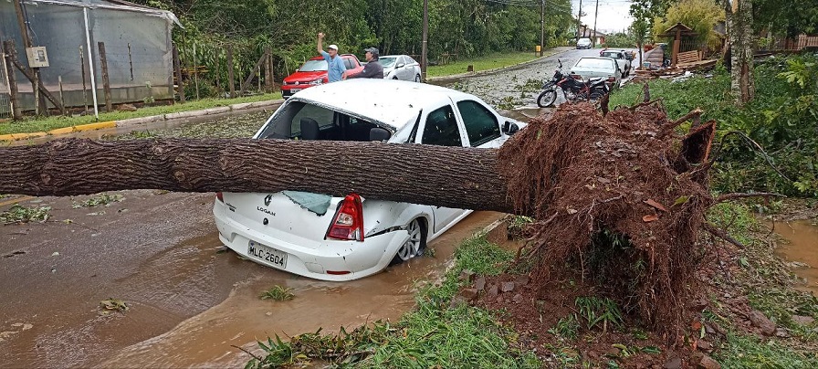 Chuva, vento e granizo deixam muitos estragos em Itá